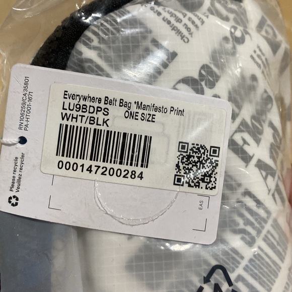 2 Everywhere belt bag Manifesto Print red/white and black/white - Picture 13 of 15